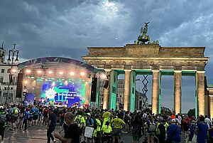 Foto: Eine Bühne und viele Zuschauer vor dem Brandenburger Tor 